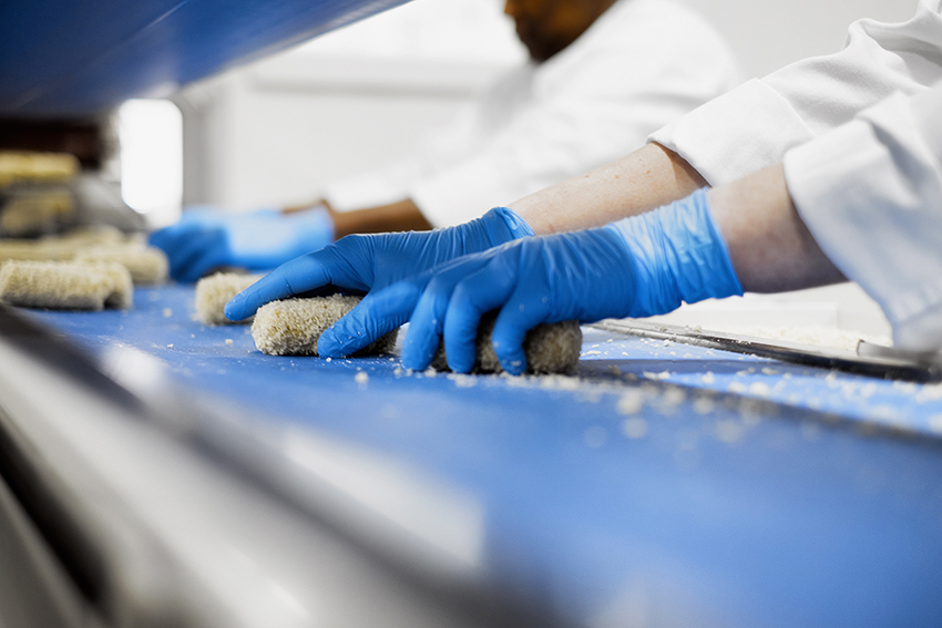 Productieoperator voedselindustrie aan het werk bij Roux BV in de productieruimte.